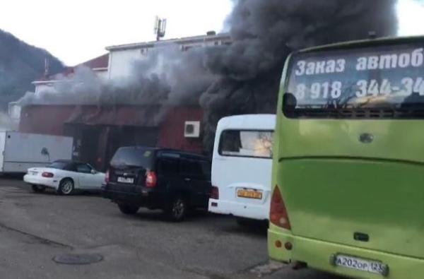 На улице Фрунзе в Туапсе загорелась СТО